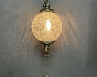 Lámpara colgante grande vintage Nemo de 1974 con cadena, cristales grabados en relieve, pájaros y motivos florales (estilo mediados de siglo).