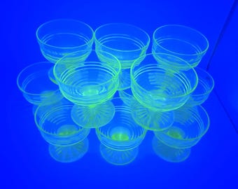 Vtg (12) Vaso con base para helado, sorbete y postre de vidrio de uranio de depresión que brilla con luz UV