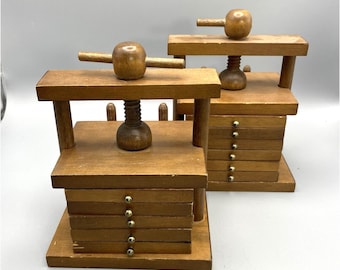 Juego de posavasos de madera y corcho vintage (2) de los años 70 con prensa de vino, sacacorchos y tornillo de banco. Mesa de estilo moderno de mediados de siglo.