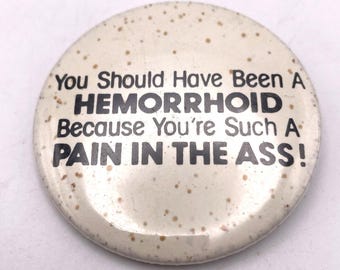 Vtg Deberías haber sido un botón de hemorroides Pin Swag Estilo Broma Diversión Humor