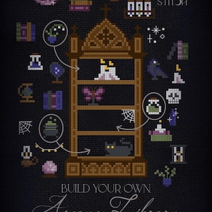 Può includere: Uno schema a punto croce intitolato Build Your Own Arcane Library di Midnight Stitch. Il design presenta una libreria centrale in legno marrone con quattro ripiani contenenti candele, una farfalla e un gatto, circondata da icone come libri, pozioni, un teschio e un corvo.