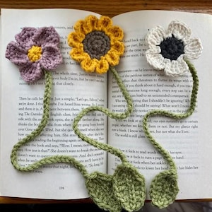 Flower Bookmark CROCHET PATTERN, book lover gift, bookish gift for mom, bookworm gift, easy crochet, floral pattern
