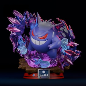 Könnte beinhalten: Eine violette und blaue Geister-Pokémon-Figur, Gengar, mit einem bedrohlichen Grinsen, ist in einer dynamischen Actionpose mit wirbelnden violetten und blauen Energieeffekten dargestellt. Die Figur steht auf einem Holzsockel mit einem roten und schwarzen Präsentationsständer. Der Präsentationsständer hat einen Bildschirm mit dem Text "No.094".