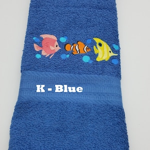 Trío de peces de colores - Toallas de mano bordadas - Elija el color de la toalla - Pida una o más