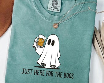 „Nur wegen der Geister hier“-Shirt, Comfort Colors®, lustiges Halloween-T-Shirt, Geschenk-T-Shirt für Geisterbier-Liebhaber, Shirt für die Gruselsaison