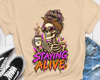 Kaffee-Shirt „Staying Alive“, Lustiges Skelett-T-Shirt, Geschenk für Kaffeeliebhaber, Totenkopf-Retro-Halloween-T-Shirt, Lustiges Skelett-T-Shirt, Trendiges Kaffee-Shirt