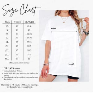 K&ouml;nnte beinhalten: Ein wei&szlig;es Gildan 64000 Unisex-T-Shirt, dargestellt mit einer Gr&ouml;&szlig;entabelle. Die Tabelle listet Breiten- und L&auml;ngenma&szlig;e in Zoll f&uuml;r die Gr&ouml;&szlig;en XS bis 5XL auf. Das T-Shirt hat einen Rundhalsausschnitt und kurze &Auml;rmel.