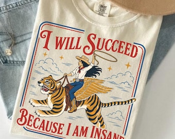 Ich werde Erfolg haben, weil ich verrückt bin – T-Shirt, kokett-mädchenhafter Look, Motivationsspruch für Powerfrauen, feministische Geschenkidee, Feminismus, Cowgirl-Tiger