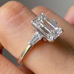 Anillo de diamantes cultivados en laboratorio de 5 quilates con corte esmeralda y baguette. Anillo de compromiso de tres piedras. Anillo de diamantes de tres piedras. Regalo de aniversario.
