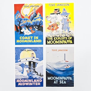 以下が含まれることがあります： トーベ・ヤンソンによるムーミンシリーズのイラストが描かれた、4枚のカラフルなアートプリント。「彗星はムーミン谷へ」「ムーミンパパの思い出」「ムーミン谷の冬」「ムーミンパパ、海へ」のシーンが描かれています。