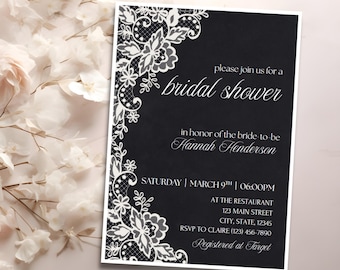 Może przedstawiać: Czarno-białe zaproszenie na wieczór panieński z kwiatowymi koronkowymi detalami. Zaproszenie zawiera tekst "please join us for a bridal shower" oraz szczegóły wydarzenia. Tło przedstawia miękkie, białe kwiaty.