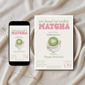 Puede incluir: Una invitación a una despedida de soltera y una pantalla de teléfono inteligente. La invitación presenta el texto "She found her perfect MATCHA" en rosa y verde, con una ilustración de matcha latte. La fecha es el 09 de marzo.