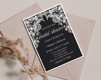 Może przedstawiać: Zaproszenie na baby shower z czarnym tłem i białym kwiatowym koronkowym wzorem. Zaproszenie zawiera tekst "Please join us for a bridal shower" oraz szczegóły wydarzenia. Na różowej kopercie.