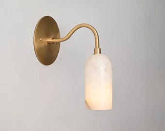 真鍮製グースネックアラバスター壁掛け照明、モダンな曲線アーム壁掛けランプ、ミッドセンチュリースタイルのバスルーム用洗面化粧台照明、高級石材照明