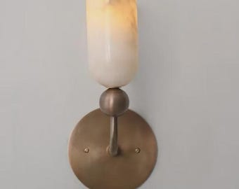 モダンな真鍮アラバスター壁取り付け用燭台、ミッドセンチュリーのバスルーム化粧台ライト、ミニマリストな真鍮壁ランプ、高級石壁照明器具の装飾