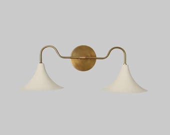 モダンな真鍮製ダブルウォールスコンス化粧台ライト、ホワイトシェード付き。ミッドセンチュリースタイルの配線済みバスルーム照明。寝室、廊下、鏡の装飾に最適。