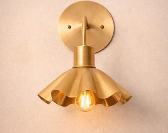 スカラッププリーツシェード付きモダンな真鍮製壁取り付け用燭台。ミニマリストなカーブアーム壁照明器具。ベッドサイド、廊下、リビングルームの装飾に最適。