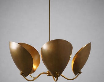 真鍮製ミッドセンチュリーモダンシャンデリア、彫刻的な花びらシェードの天井照明、ダイニングリビングルームの装飾に最適な4アームヴィンテージスタイルペンダント