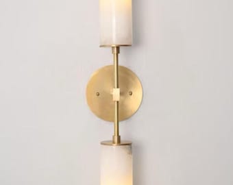 モダンな真鍮製ダブルアラバスター壁付け照明、ミッドセンチュリーの縦型化粧台ライト、高級石造りバスルーム照明、ミニマリストな真鍮製壁付けランプ