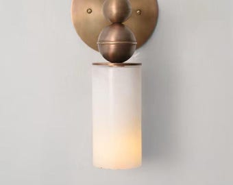 真鍮アラバスターシリンダー壁取り付け用燭台、ミッドセンチュリーモダンバスルームライト、ミニマリストストーンウォールランプ、高級化粧台照明器具