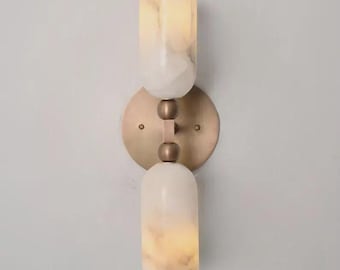 真鍮製ダブルアラバスター壁付け燭台、モダンな縦型バスルーム化粧台ライト、ミッドセンチュリーストーンウォールランプ、高級デザイナー壁付け照明