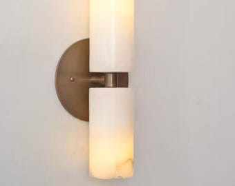 モダンな真鍮製ダブルアラバスター壁付け照明、ミッドセンチュリーの垂直型化粧台ライト、高級石造りバスルーム照明、ミニマリストな真鍮製壁付け照明