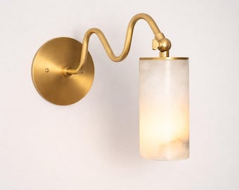 真鍮製カーブアームのアラバスター製ウォールランプ、モダンな波型アームのウォールランプ、ミッドセンチュリースタイルのバスルーム用洗面化粧台照明、デザイナーズストーン照明