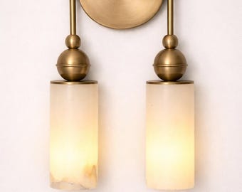 真鍮製ダブルアームアラバスターウォールランプ、モダンなデュアルバスルームバニティライト、ミッドセンチュリーデザイナーウォールランプ、高級石照明