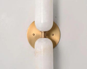 モダンな真鍮製ダブルアラバスター壁付け照明、ミッドセンチュリーの縦型化粧台ライト、高級石造りバスルーム照明、ミニマリストな真鍮製壁付けランプ
