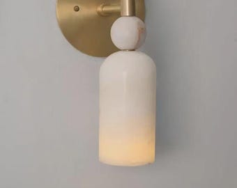 モダンな真鍮アラバスター壁付け照明、ミッドセンチュリーのバスルーム化粧台ライト、ミニマリストな真鍮壁付けランプ、高級石壁付け照明器具