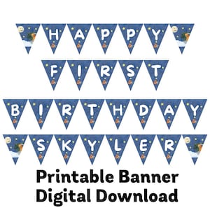Puede incluir: Una pancarta imprimible con las palabras "HAPPY FIRST BIRTHDAY SKYLER" en banderines azules. Cada banderín tiene un patrón de estrellas y una ilustración de dibujos animados. La pancarta también incluye el texto "Printable Banner Digital Download."