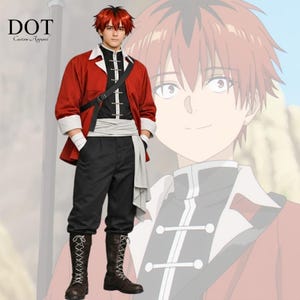 Peut inclure: Un costume de cosplay comprenant une veste rouge avec des bordures blanches, une chemise noire avec des boutons blancs, un pantalon noir et des bottes marron. La tenue comprend une écharpe blanche et un sac en bandoulière noir. Le logo "DOT Custom Apparel" est visible.