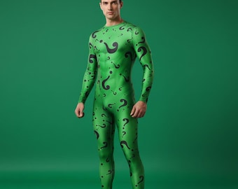 Op de afbeelding: Groen volledig lichaamspak met zwarte vraagtekens. Het jumpsuit met lange mouwen bedekt het hele lichaam, inclusief de benen en armen. Het kostuum is gemaakt van een glanzend, rekbaar materiaal.