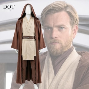 Könnte beinhalten: Ein brauner Kapuzenmantel, eine beige Tunika und eine braune Hose. Ein brauner Gürtel mit Schnalle um die Taille. Das Kostüm wird auf einer Schaufensterpuppe präsentiert. Das DOT Custom Apparel-Logo befindet sich oben links.