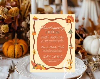 Może przedstawiać: Karta menu z motywem Święta Dziękczynienia z tekstem "Thanksgiving Cheers" i przepisami na napoje. Karta jest ozdobiona jesiennymi ilustracjami, w tym dyniami i indykiem. Karta znajduje się na białym talerzu.