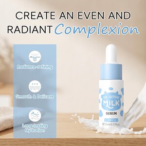 K&ouml;nnte beinhalten: Eine wei&szlig;e und blaue Serumflasche mit dem Text "Milk Serum" und einem Kuhmuster. Das Bild enth&auml;lt auch den Text "Erschaffen Sie einen ebenm&auml;&szlig;igen und strahlenden Teint". Ein Spritzer Fl&uuml;ssigkeit ist neben der Flasche zu sehen.