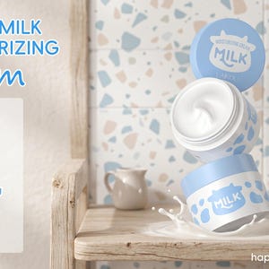 K&ouml;nnte beinhalten: LAIKOU Milk Feuchtigkeitscreme-Tiegel in hellblauem und wei&szlig;em Design. Die Tiegel sind gestapelt, einer ist ge&ouml;ffnet, um die wei&szlig;e Creme im Inneren zu zeigen. Der Text auf den Tiegeln lautet "Milk". Das Bild enth&auml;lt auch den Text "Nourishing, Rejuvenating, Smoothing".