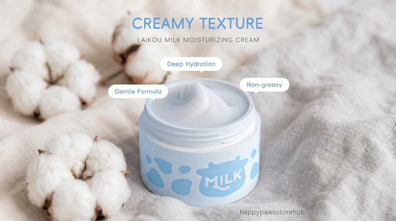 K&ouml;nnte beinhalten: Ein hellblaues Glas LAIKOU Milk Moisturizing Cream mit cremiger Textur, mit einem Kuhdesign und dem Wort "MILK". Das Bild enth&auml;lt Baumwollbl&uuml;ten und Text, der "Tiefe Hydratation" und "Nicht fettend" angibt.