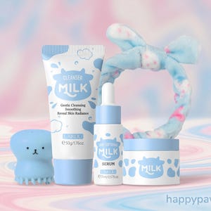 K&ouml;nnte beinhalten: Eine Sammlung von Hautpflegeprodukten mit Milch-Thema. Das Set enth&auml;lt einen Reiniger, ein Serum und eine Feuchtigkeitspflege, alle in wei&szlig;er und hellblauer Verpackung. Ein blaues Stirnband und ein blaues, oktopusf&ouml;rmiges Gesichtswaschmittel sind ebenfalls enthalten. Der Text "MILK" ist sichtbar.