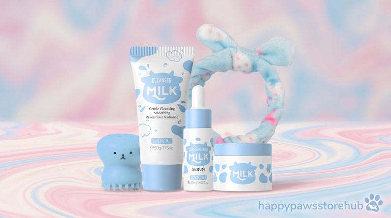 K&ouml;nnte beinhalten: Eine Sammlung von Hautpflegeprodukten mit Milch-Thema. Das Set enth&auml;lt einen Reiniger, ein Serum und eine Feuchtigkeitspflege, alle in wei&szlig;er und hellblauer Verpackung. Ein blaues Stirnband und ein blaues, oktopusf&ouml;rmiges Gesichtswaschmittel sind ebenfalls enthalten. Der Text "MILK" ist sichtbar.