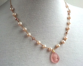 Camée verre Rosalba et collier de perles d’eau douce