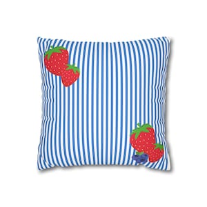 Funda de almohada de gamuza sintética con diseño de fresa y arándanos, bonita funda de cojín para decoración del hogar, con un toque veraniego, regalo para amantes de la fruta, acogedora almohada decorativa.