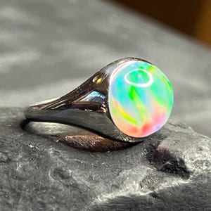 Grande opale bianco massiccio con orientamento est-ovest incastonato in un anello regolabile in argento sterling.