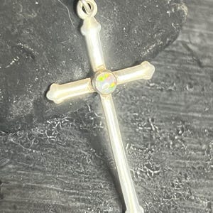 Massiv opal i vintage återvunnet korshänge i sterlingsilver