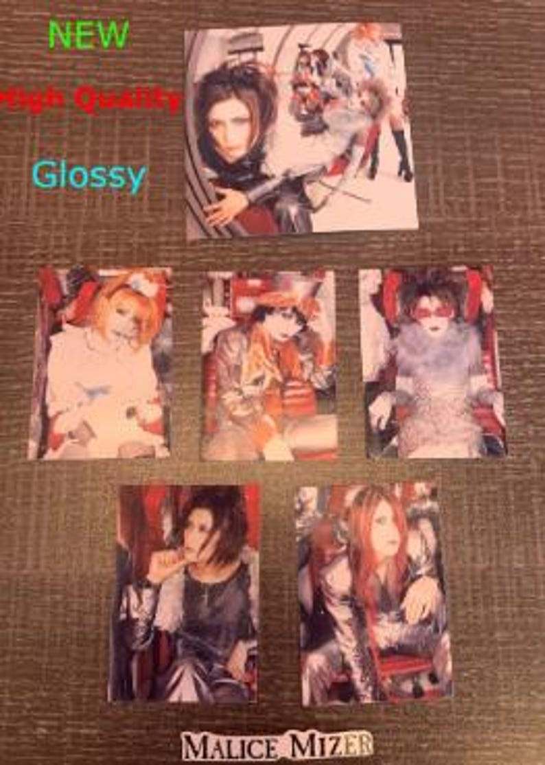 Op de afbeelding: Vijf glanzende fotokaarten met een Japanse rockband, Malice Mizer. De bandleden zijn gekleed in zwart en wit met dramatische make-up. De kaarten zijn bedrukt met de naam van de band, Malice Mizer.