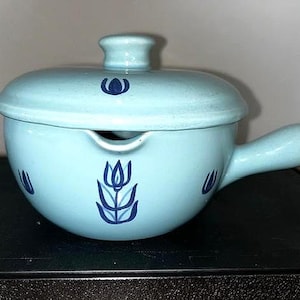 1950&#39;s LARGE Cronin/ Cameron BLUE TULIP French Covered Casserole - Dutch Blue