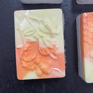 Bee Clean 6 Bars Luxurious shea butter nourishes and moisturizes, while finely ground oatmeal provides gentle exfoliation with Lime Lemon