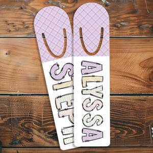 名前入りブックマーク 春のパッチワーク柄ブックマーク 本好きへのイースターバスケットの詰め物 パーソナライズされたメタルマーカー 読書ギフト 15ドル以下