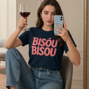 BISÓU BISOU T-Shirt – French Graphic Tee – Organic Cotton – Cute & Romantic Gift – Unisex Style – French Pop Fashion