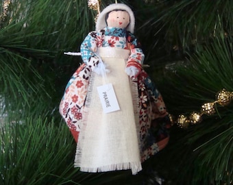 Adorno de muñeca de pinzas de ropa de la pradera - vestido de retazos marrón, rojo y verde